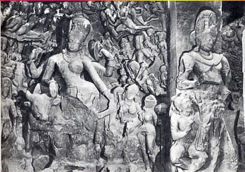 ardhanarisvara.jpg - De "Elephanta caves". Ardhanarisvara o Shiva y su shakti (o su lado femenino), combinado en una sola imagen. Ella-El se ve andando montado sobre el toro Nandi. Se puede apreciar a la vez el torso cono un solo pecho que representa a la parte femenina y el otro lado la parte masculina.