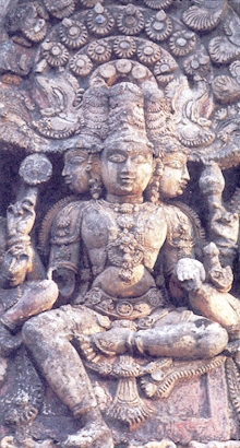 brahma.jpg - Esta imagen de Brahma en Tamil Nadu, India del sur, muestra al dios con sus cuatro cabezas, cada una mirando a distintos lados. No es muy comun encontrar imagenes de Brahma, al contrario de Vishnu y Shiva. Aqui lo podemos ver con un cetro, una bandeja limosnera, un ejemplar del Atharva-Veda y un arco.