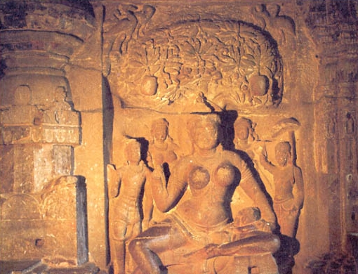 indrani.jpg - Indrani, la mujer de Indra, es a veces considerada como una encarnación femenina de Indra en lugar de una diosa única. En este relieve del templo en gruta de Elora, es mostrada sobre su león, bajo un árbol de mango.