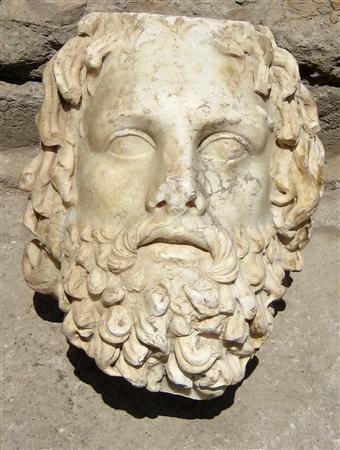 zeus-4.jpg - Zeus, Serapis o Esculapio. Busto de mármol de Zeus o Serapis o Esculapio, hallado por arqueólogos del Institutoamericano para las culturas romanas en una excavación en un complejo termal de laVilla delle Vignacce a Cinecittà, Italia. Hallan busto de mármol de Zeus Serapis o Esculapio del s. II en la Villa delle Vignacce.